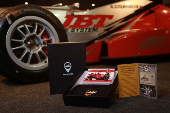 Подарочный набор RacePlace с сертификатом на 1000 р. (Ferrari F14-T без дуги)